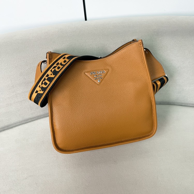 프라다 비텔로 다이노 호보백 1BC073