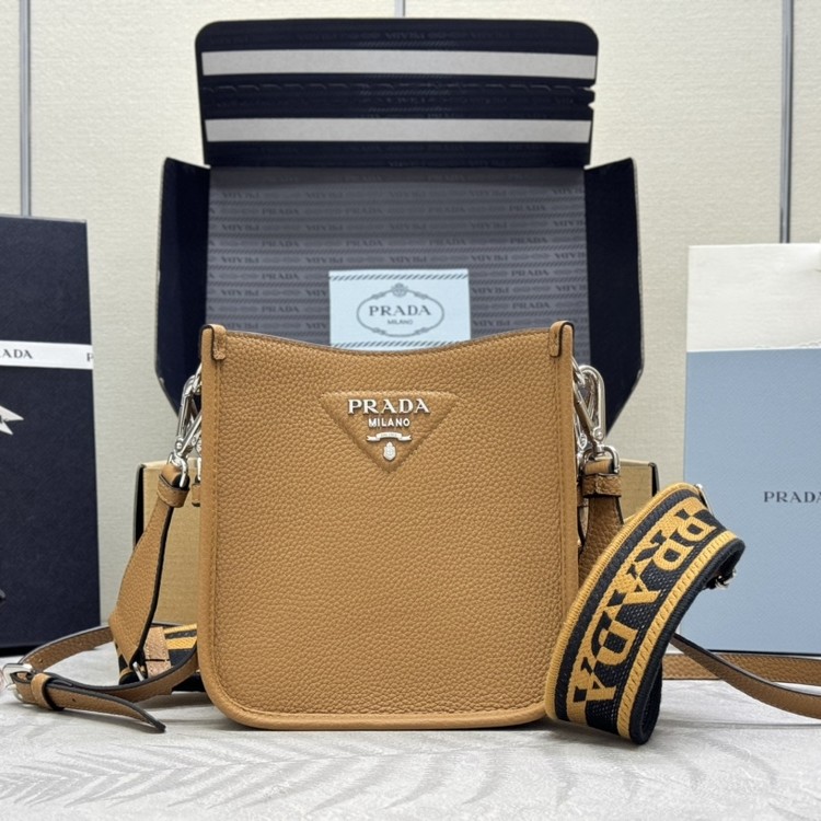 프라다 미니 트라이앵글 로고 비텔로 숄더백 1BH191