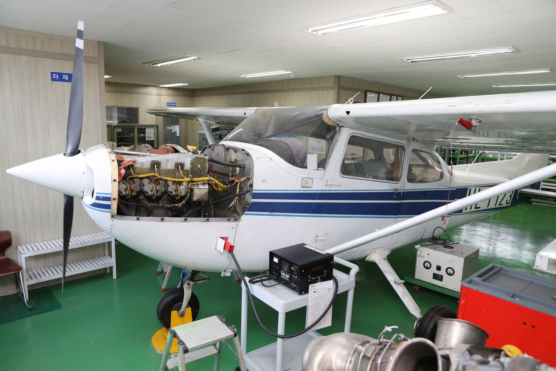 <a href="#course1" style="color: #E4F7FF; font-size: 20px; font-weight: 900;"> 항공정비 학위 취득 과정 </a>