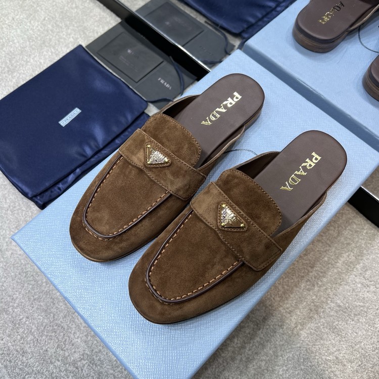 프라다 브러시드 로고 로퍼 뮬