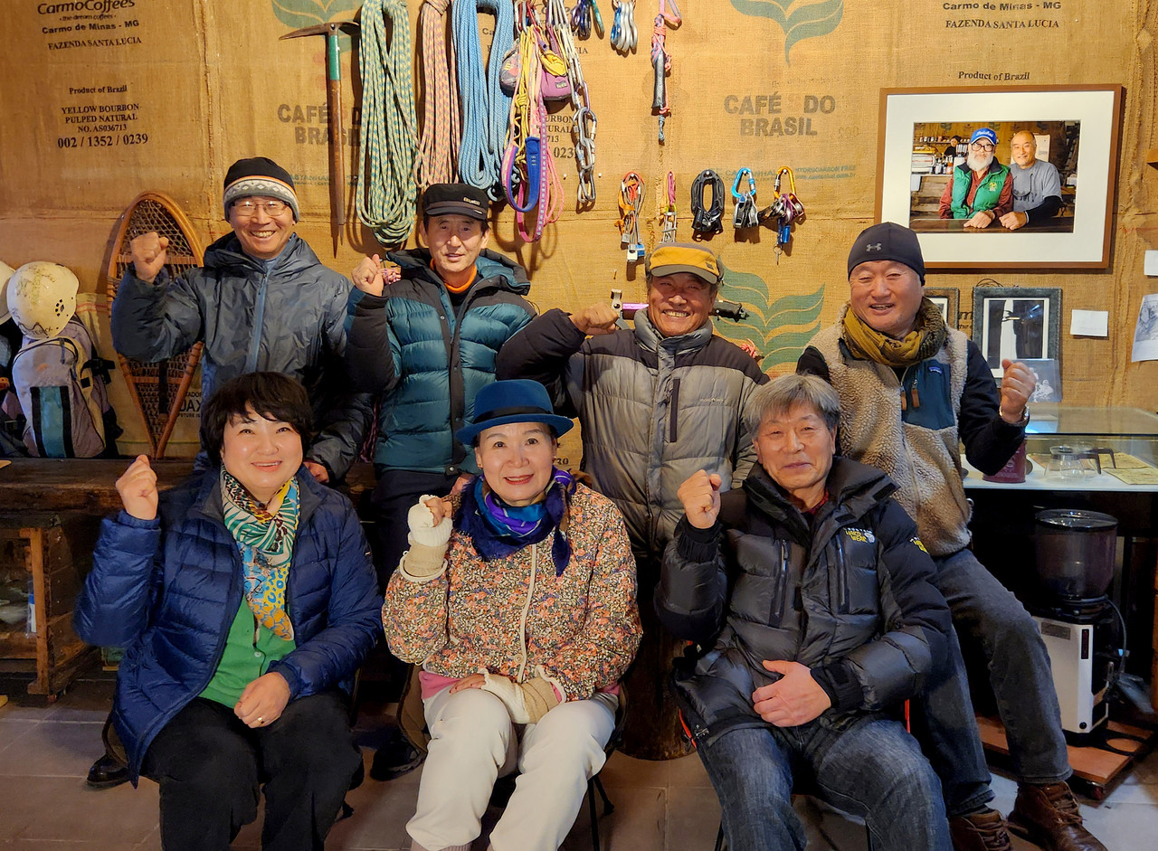 <div class="image-text-wrap">   <div class="image-text">     설악산악동지회 취지   </div> </div>  <style> .image-text-wrap {   position: absolute;   bottom: 12%;   left: 6%;   z-index: 10; }  .image-text {   font-size: 13px;              /* 🔽 작게 조정 */   font-weight: 800;             /* 두께 유지 */   color: #ffffff;   letter-spacing: -0.5px;   line-height: 1.2;   text-shadow:      0 2px 6px rgba(0,0,0,0.6); } </style>