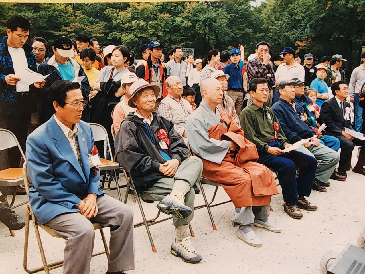 <div class="image-text-wrap">   <div class="image-text">     산악인의 문 의의 및 약사   </div> </div>  <style> .image-text-wrap {   position: absolute;   bottom: 12%;   left: 6%;   z-index: 10; }  .image-text {   font-size: 20px;              /* 🔽 작게 조정 */   font-weight: 800;             /* 두께 유지 */   color: #ffffff;   letter-spacing: -0.5px;   line-height: 1.2;   text-shadow:      0 2px 6px rgba(0,0,0,0.6); } </style>
