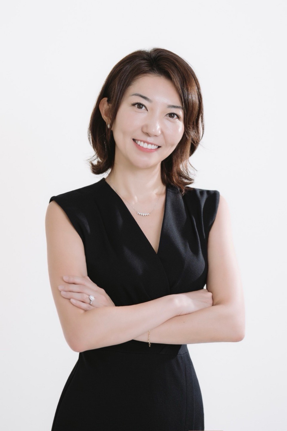 임아라 강사는 미국에서 리더십 프로그램을 운영하며 스타트업 투자·컨설팅, 글로벌 소통 코칭을 병행하는 전문가입니다. Lean Six Sigma Black Belt와 PMP 자격을 갖춘 그는 AI 활용 전략, 이문화 의사결정, 미국식 비즈니스 커뮤니케이션, 글로벌 기업 인재 육성 교육을 제공합니다.