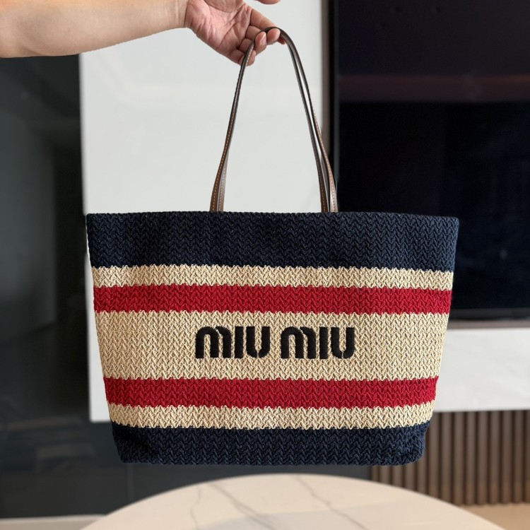 미우미우 25SS 내추럴 라피아 토트 5BG228