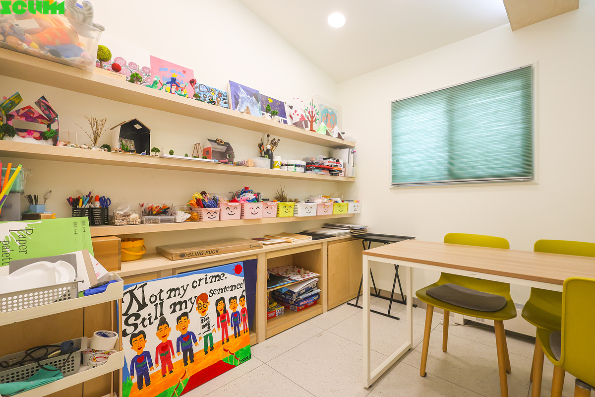 아동 상담실 문을 열고 들어가면, 다양한 놀이 도구가 있습니다.