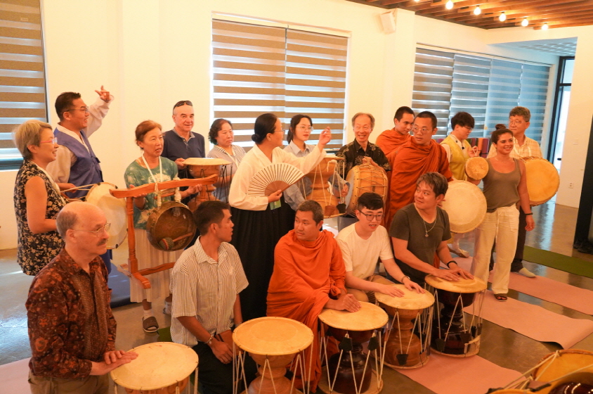 전주한옥마을 한바탕 얼쑤 전통공연 체험을 마친 세계 종교인 참가자들이 함께 모여 단체 기념사진을 찍으며 한국 전통문화를 공유한 모습