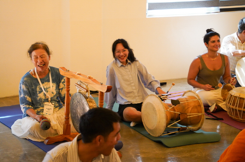전주한옥마을에서 세계 종교인들이 한바탕 얼쑤 전통공연 체험 중 사물놀이 악기를 연주하며 즐겁게 웃는 모습