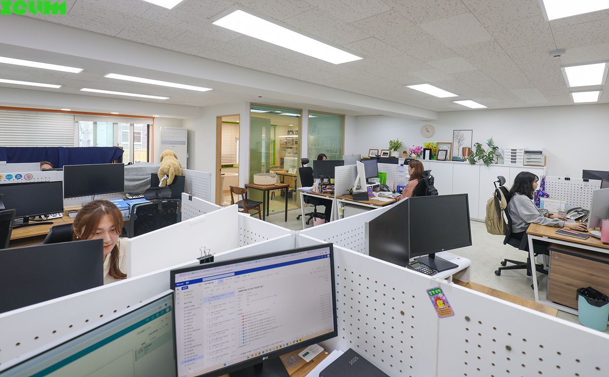 수용자 자녀의 권리 옹호를 위해 일하는 직원들의 사무공간입니다.