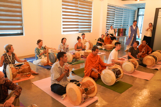 전주한옥마을 한바탕 얼쑤 전통공연 체험에서 외국인 종교인들이 함께 장구와 북을 치며 신명 나는 사물놀이를 즐기는 모습