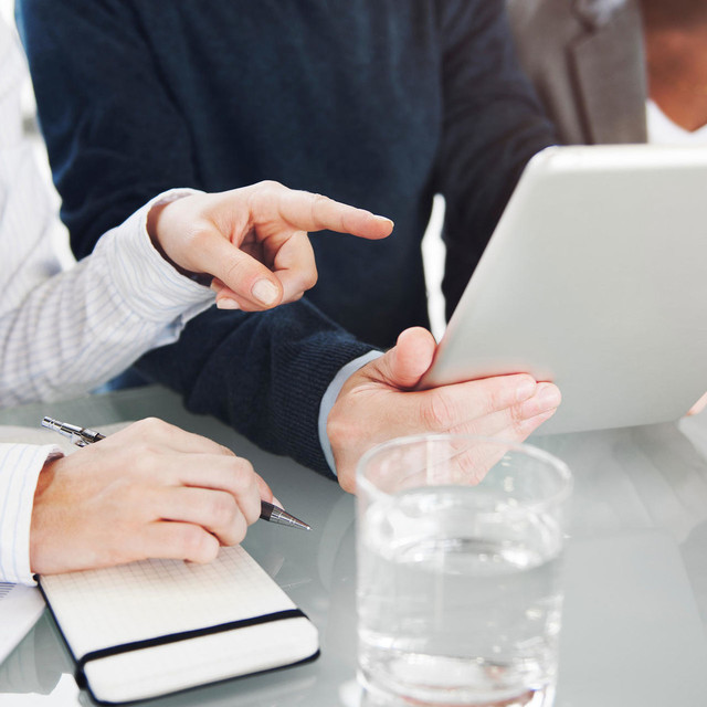 <div style="display:flex; flex-direction:column; justify-content:center; align-items:center; height:100%; text-align:center;">   <span style="font-size:20px; color:#f0f0f0; font-weight:bold;">후원문의</span>   <span style="font-size:20px; color:#f0f0f0; font-weight:bold;">및 상담</span> </div>