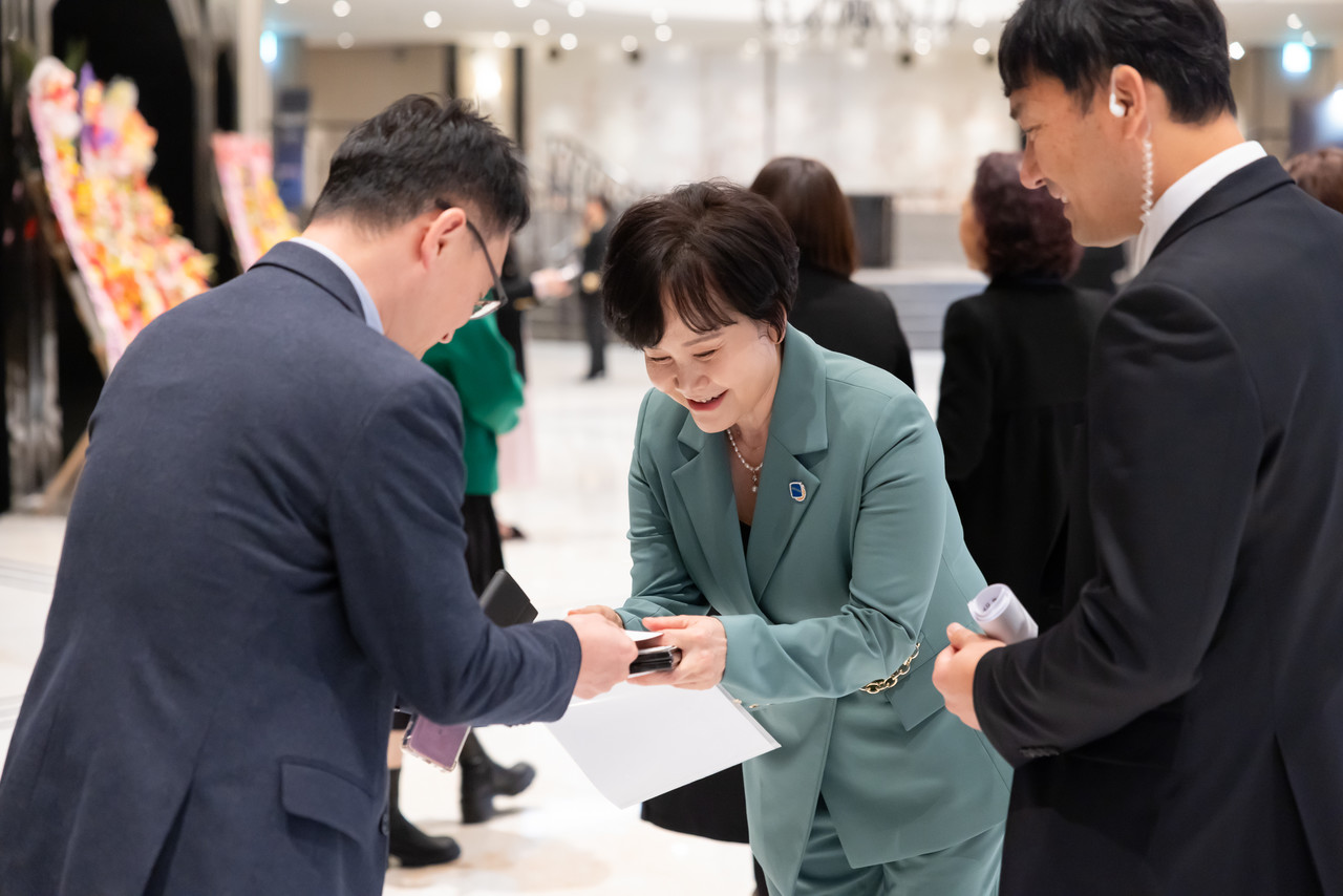 <p style="margin-left:10px;">DROP EARING</p><h5 style="margin-left:10px">UP TO 70%</h5>