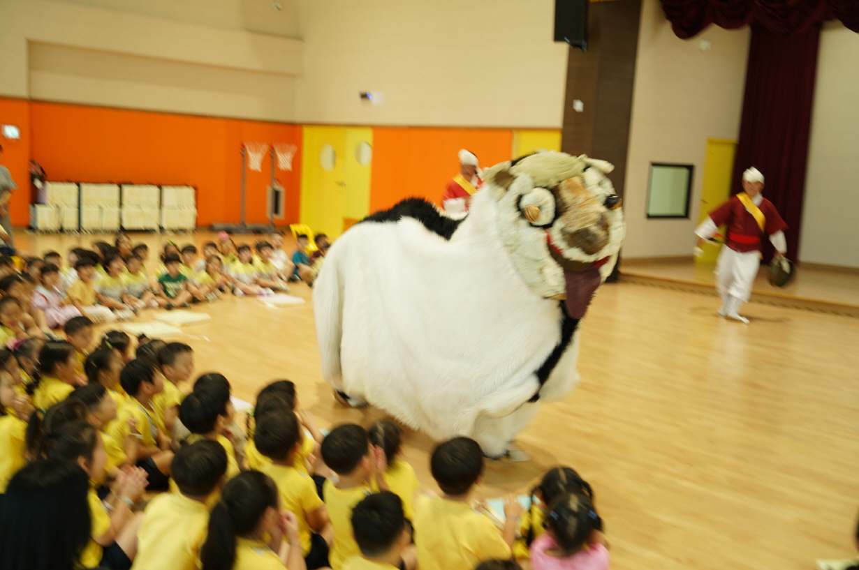 군산유아체육관 풍물마당놀이 해피 공연에서 도망갔던 해피가 아이들에게 돌아오는 모습