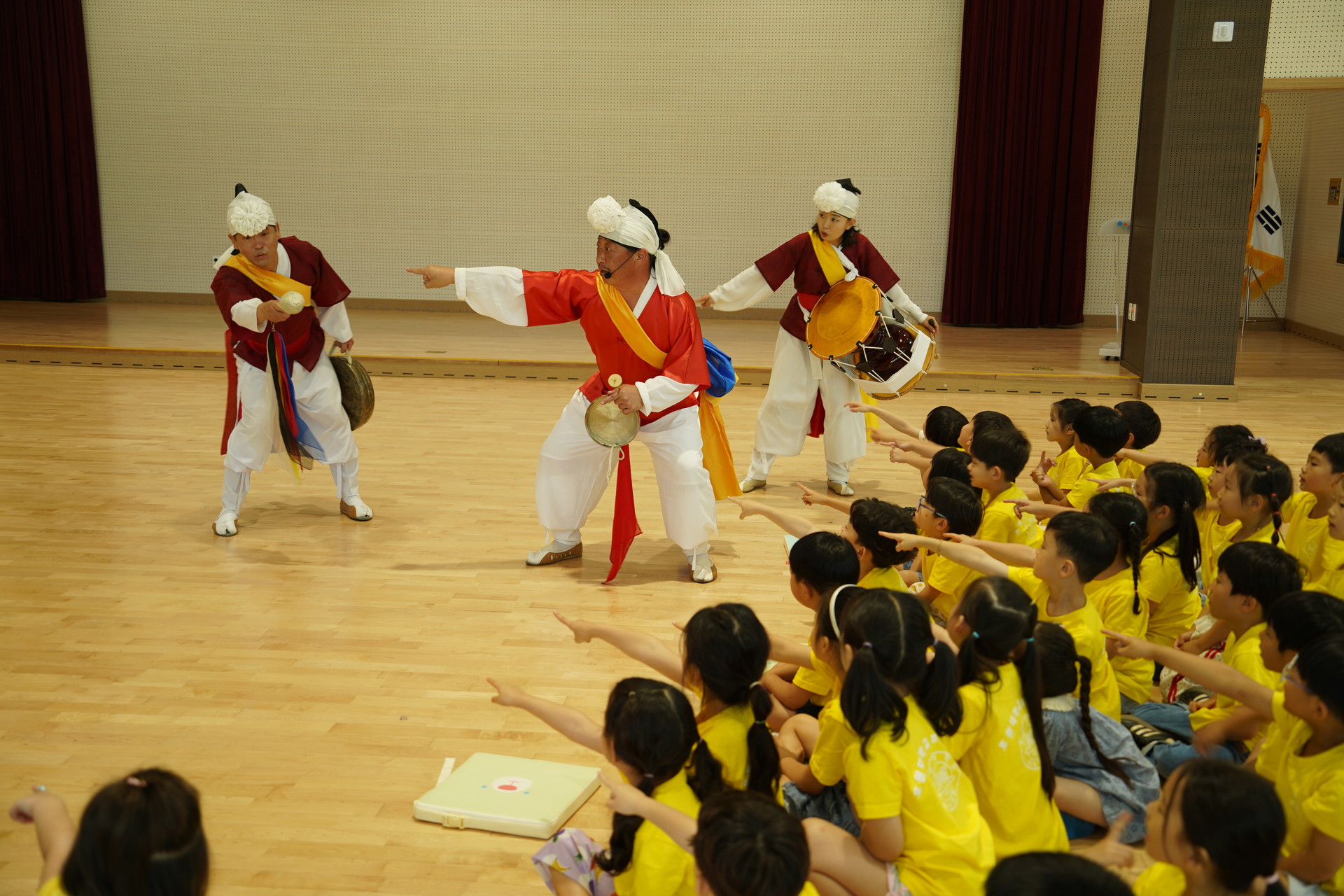 군산유아체육관 풍물마당놀이 해피 공연에서 아이들의 도움을 받아 도망친 해피를 찾는 모습