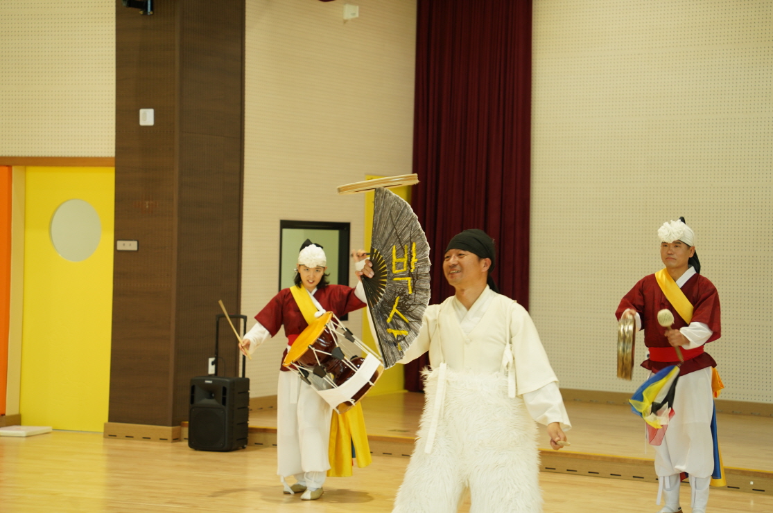 군산유아체육관 풍물마당놀이 해피 공연에서 출연자가 버나놀이를 하는 모습