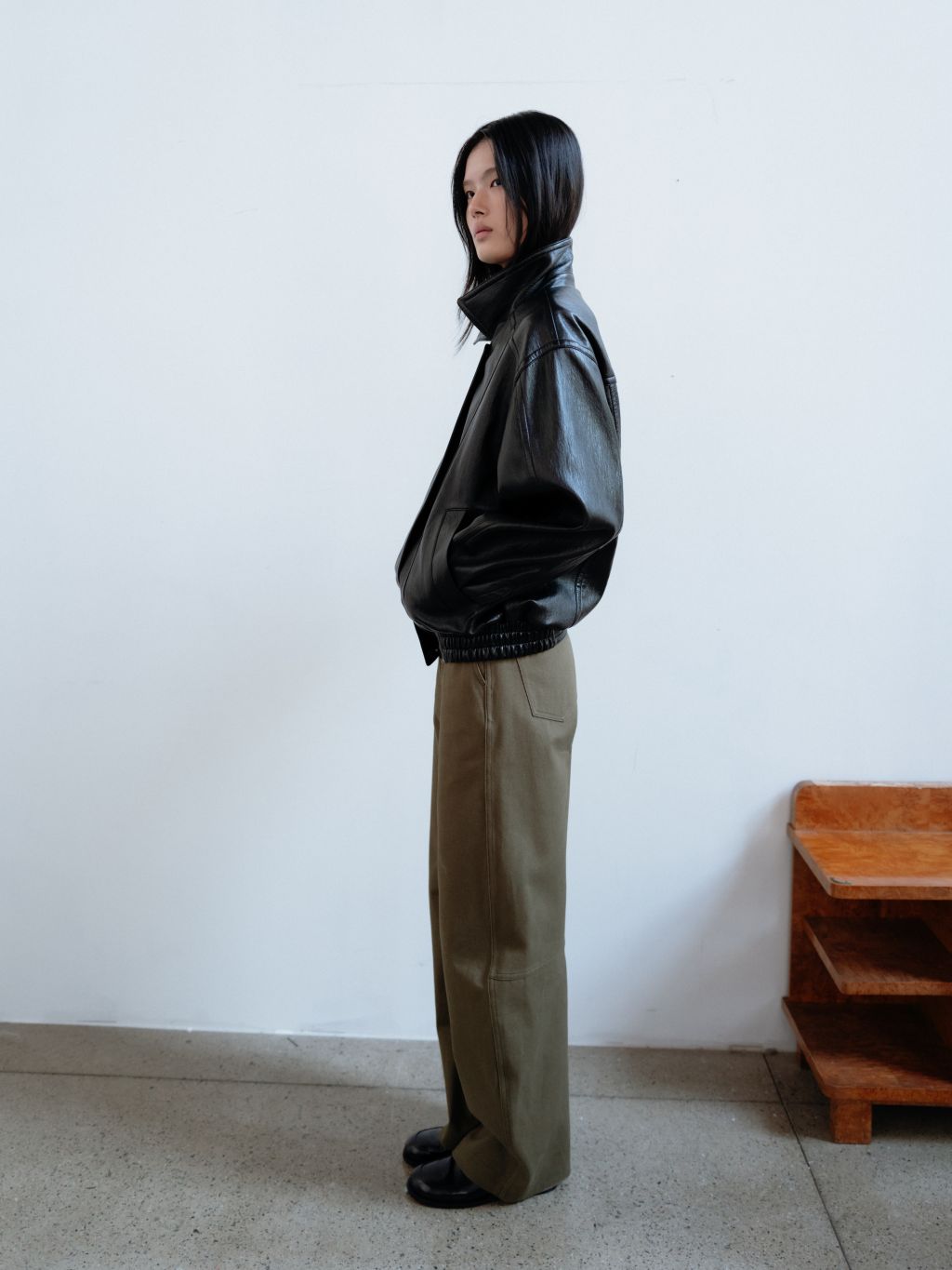 Cotton dying curve pants (khaki / blue grey) : MONOHA