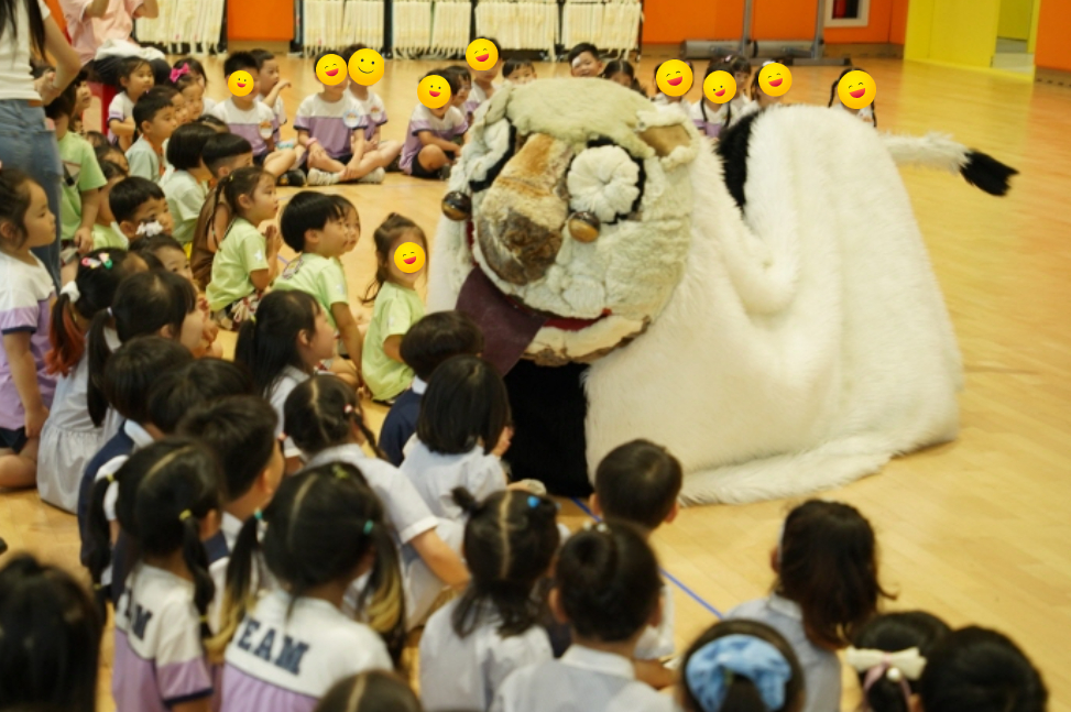 군산유아체육관 풍물마당놀이 해피 공연에서 강아지  탈과 아이들이 함께 어울리는 장면