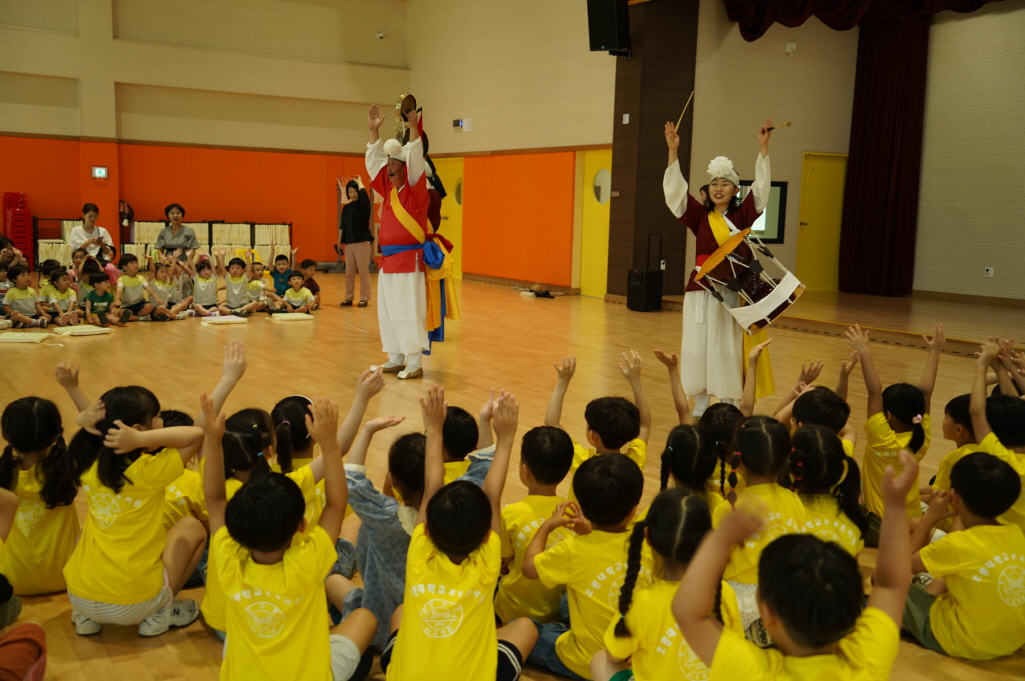 군산유아체육관 풍물마당놀이 해피 공연에서 아이들과 노동요 떼창을 하는 모습