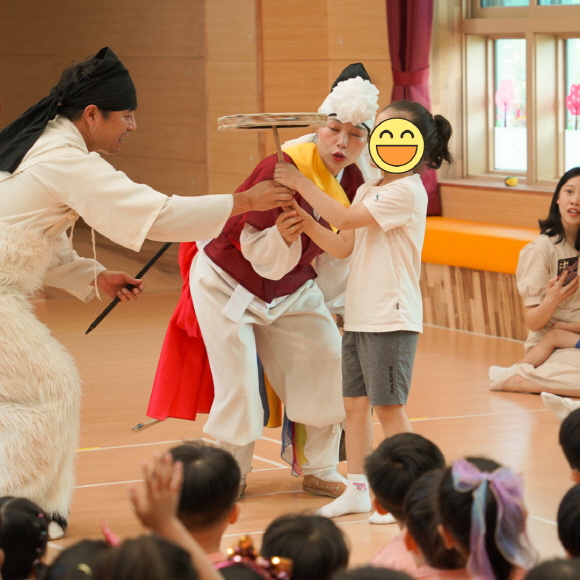 유치원 공연 풍물마당놀이 해피 공연중 무대에서 버나체험을 하는 아이 관객아이들이 환호한다