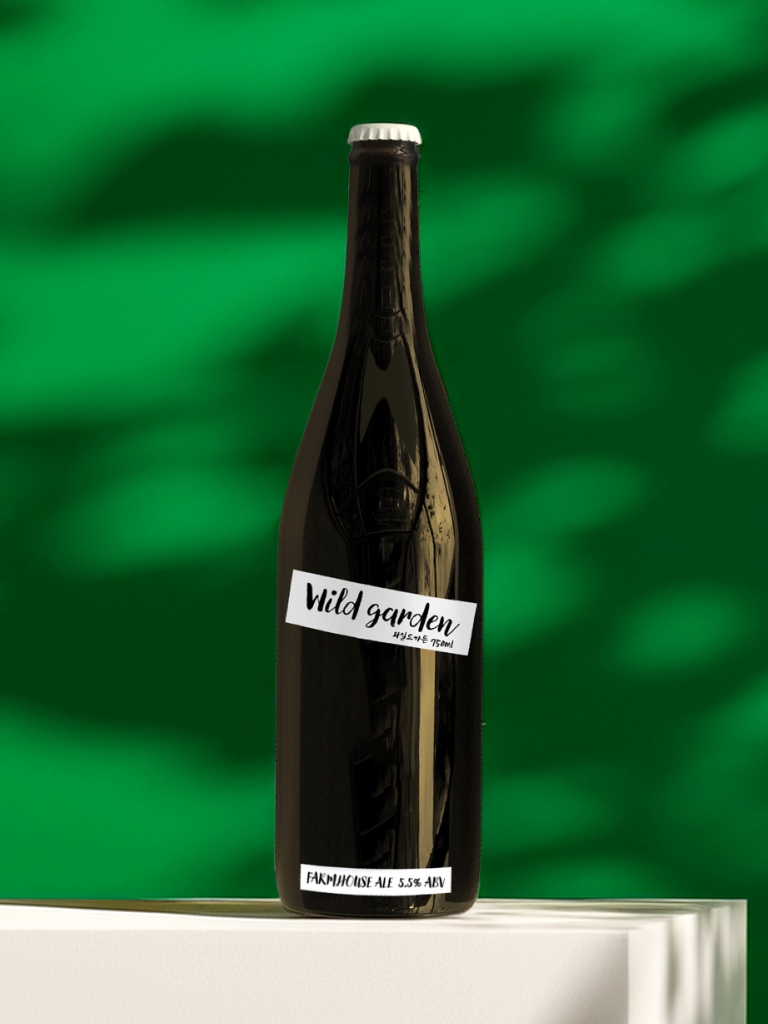 <b>와일드 가든</b><br/> <b>도수</b> 5.5% | <b>용량</b> 750ml <br/><br/>효모의 특징을 최대한 잘 드러내는 방향으로 레시피를 잡았습니다. 발효조에서 발효를 끝내고, bottling conditioning으로 마무리 하였습니다.