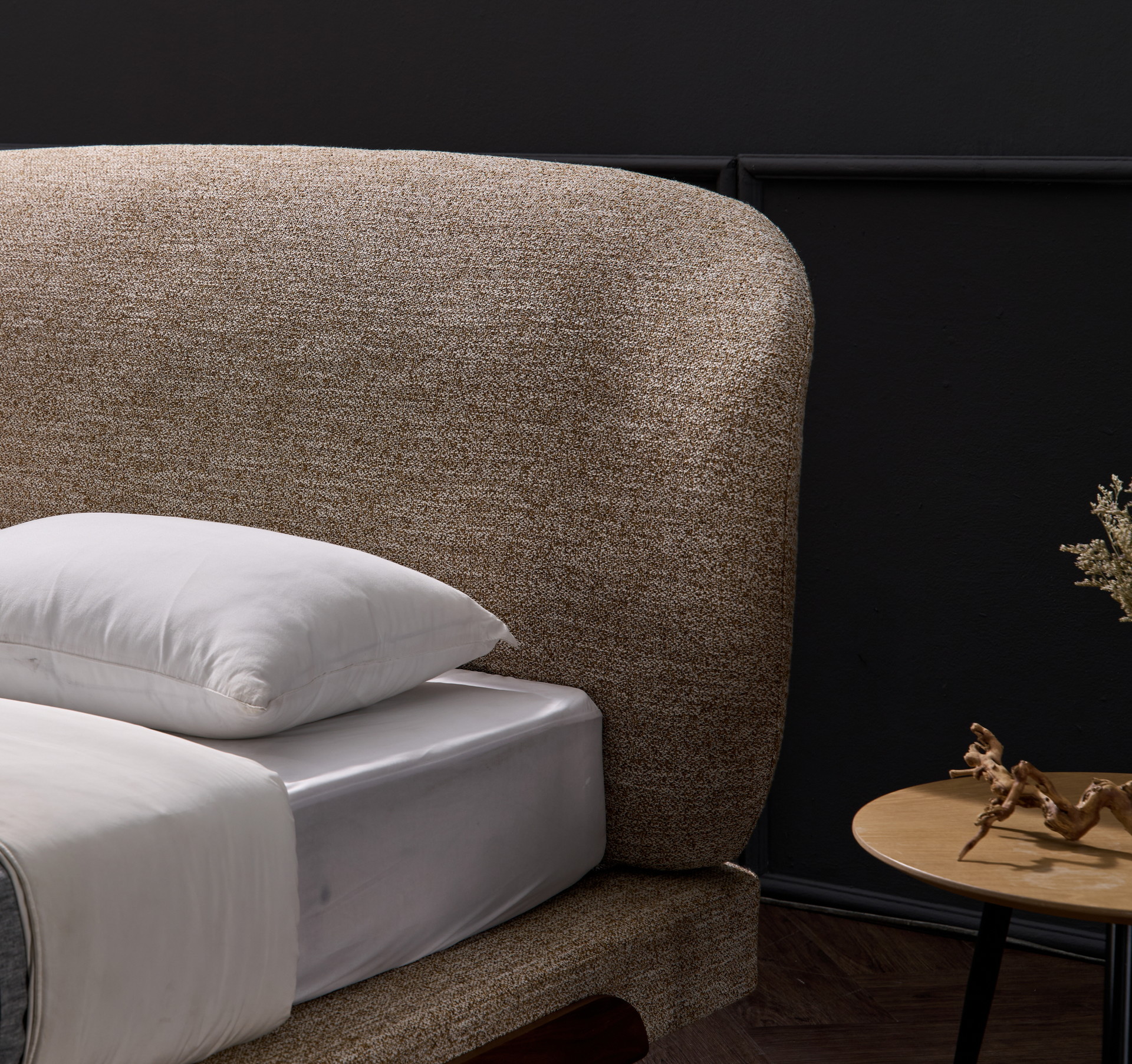 <p class="main_txt"  style="font-size:25px;">Bed Room</p> <p class="sub_txt" style="font-size:15px;">MORE →</p>