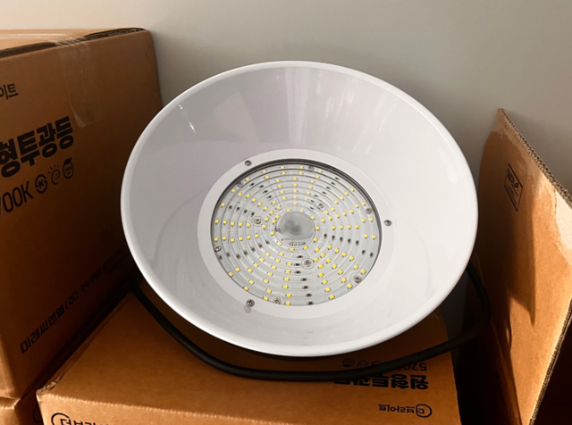 <p style="margin-left:10px;">과학기술정보통신부/25년 국제우편물류센터 증축</p><h5 style="margin-left:10px">LED투광등 80W</h5>