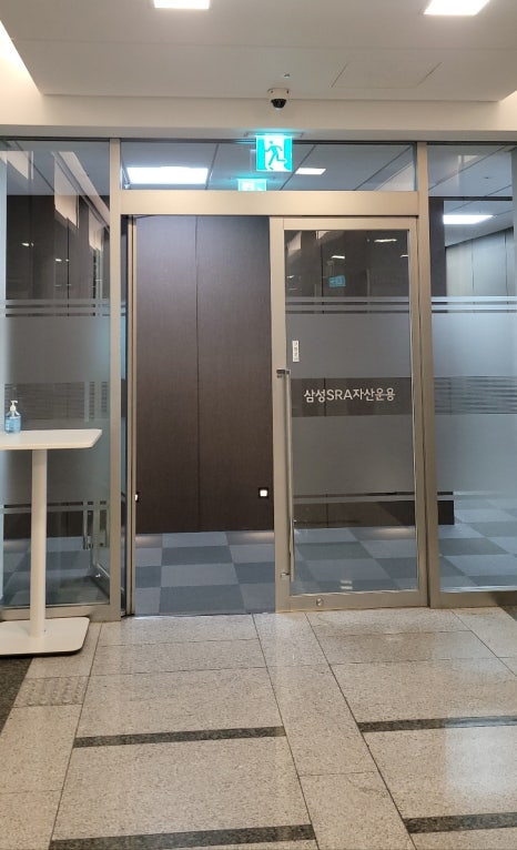 바닥에 보양재를 깔아 둔 사무실 출입구