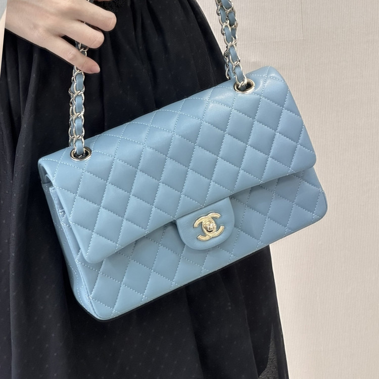 샤넬 클래식 미디움 램스킨 실버