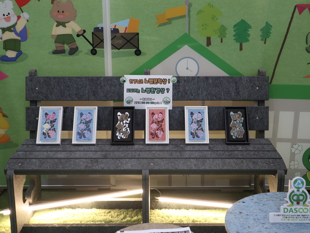 <br><span class="eno01">내구성</span><br><p class="eno02">가열, 냉각압축 공정 중 표면이 강화되어<br> 뛰어난 내열성과 내수성 확보<br>목재보다 7.5배 강한 강도</p>