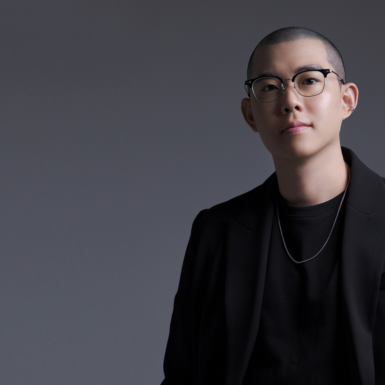 울산 직영점<br>Scalp Designer<br>HENRY 원장<br><br>그레이시티 울산 직영점 원장(현)<br>그레이시티 서울잠실본사 아카데미 데모교육강사<br>Scalp Micro Pigmentation 자격 수료<br>K-ART S.M.P Master Course 전문가과정 수료<br>그레이시티 스칼프 아카데미 S.M.P 전문가 과정 수료<br>그레이시티 잠실본사 starter ~ finisher 과정 이수<br>WHITEHOUSE SEOUL HOMME CUT 마스터 과정 수료<br> ISO17024 SMP 평가대회 최우수상<br>국가공인자격증보유(간호조무사)<br>대한두피문신전문가협회 정회원<br>대한문신사중앙회(KTF) 정회원<br>합법화 추진 비상대책위원회 정회원<br>SISA UNITED 시사국제미용연합회 정회원