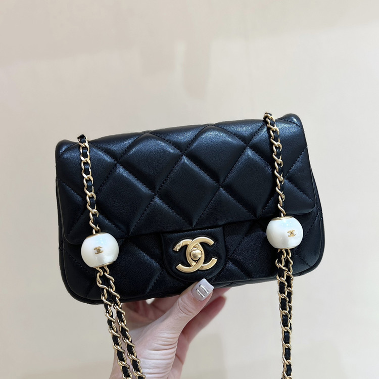 샤넬 스몰 플랩백 블랙 & 골드메탈