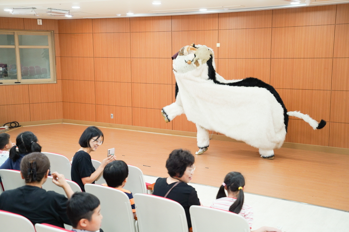 시흥 한여울초등학교 전통공연 풍물마당놀이 해피 – 강아지 탈 해피가 무대에서 춤추며 아이들과 함께 즐기는 모습
