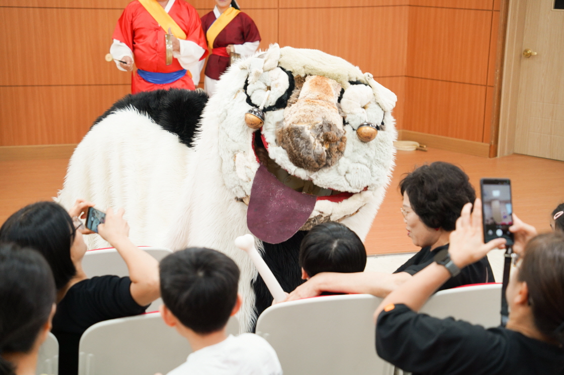 시흥 한여울초등학교 공연 풍물마당놀이 해피 – 강아지 탈 해피가 아이들과 함께 즐기는 전통공연 장면