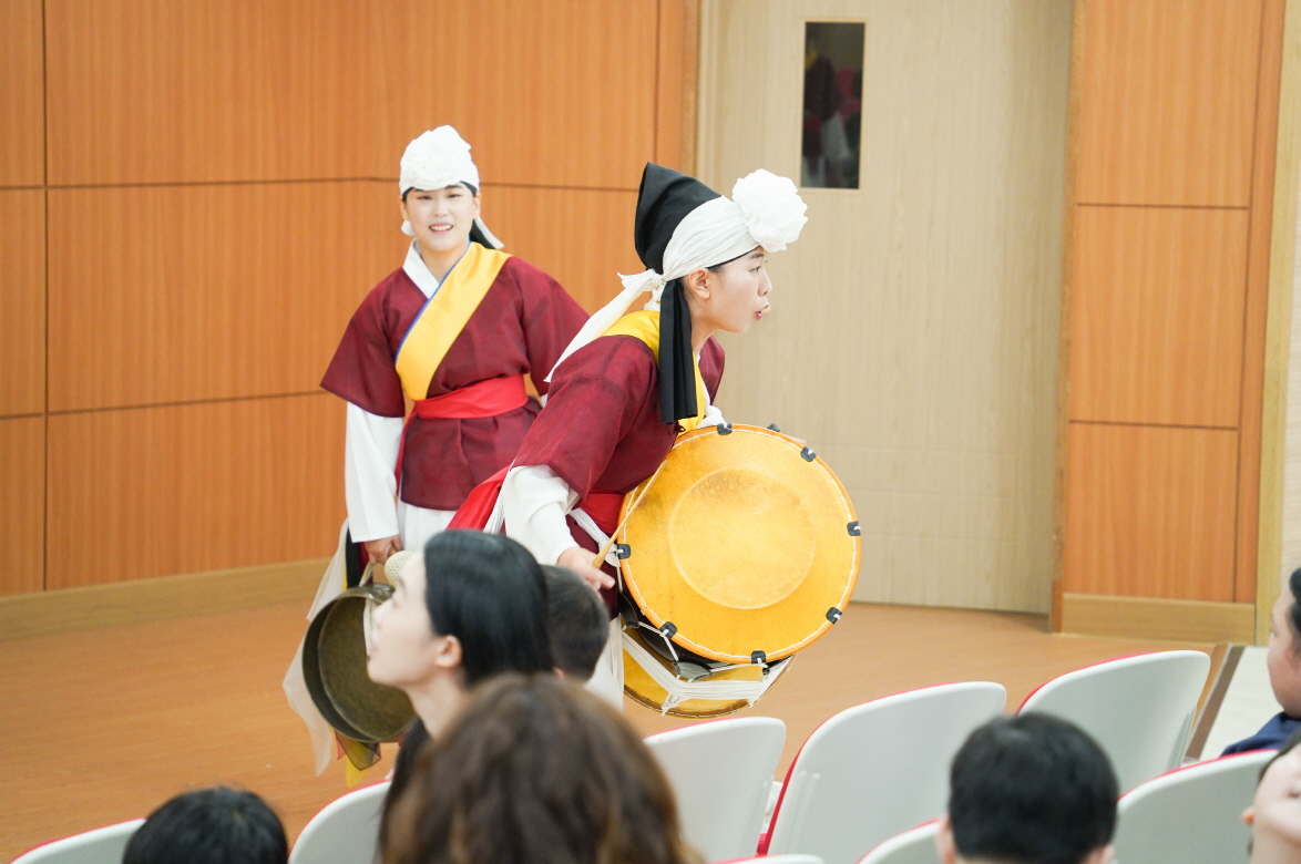 풍물마당놀이 해피 공연 – 전통 의상을 입은 연희자들이 북과 꽹과리를 치며 아이들과 교감하는 모습