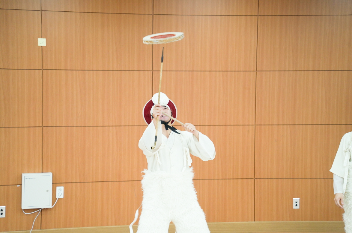 풍물마당놀이 해피 공연 속 즐거운 순간 – 전통연희 버나놀이(접시돌리기)를 선보이며 아이들과 함께 환호하는 모습