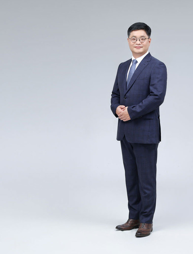 <span class="img_title">담임목사<br>인사말</span><br><br><span class="img_article">오직 감사! 범사의 감사함으로 나아가는<br>2025년 한 해가 되도록 결단하십시오.</span><br><br><br><span class="img_button">더 보기 + </span>