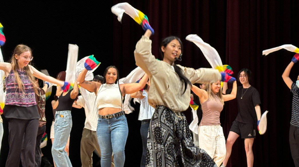 오방색 천을 들고 탈춤 동작을 따라 하는 외국인 유학생 참가자들과 강사의 <한바탕 얼쑤> 체험 현장
