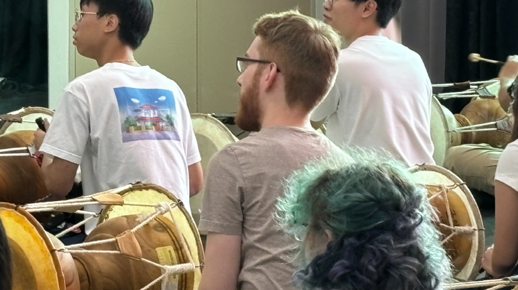 장구를 앞에 두고 사물놀이 체험에 집중하는 외국인 유학생  참가자들