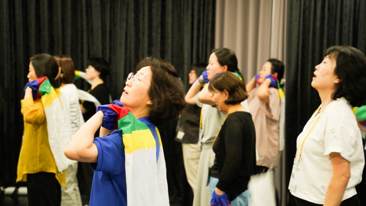 전통 오방색 천을 두르고 <한바탕 얼쑤> 탈춤 체험에 참여 중인 해외교포 성인반 참가자들