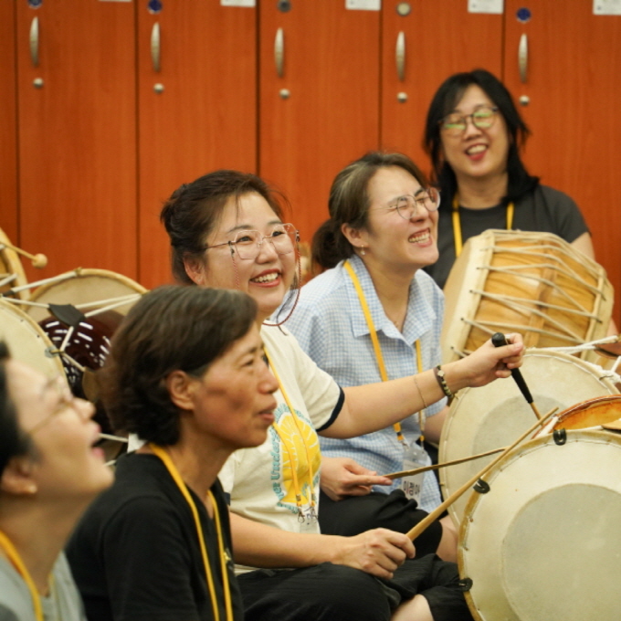 한바탕얼쑤 해외교포 전통공연 체험 모습 참여자들이 사물놀이를 연주하며 환하게 웃으며 즐거워하고 있다