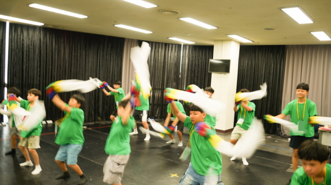 전통 오방색 천을 두르고 <한바탕 얼쑤> 체험에 참여 중인 해외교포 청소년반 참가자들