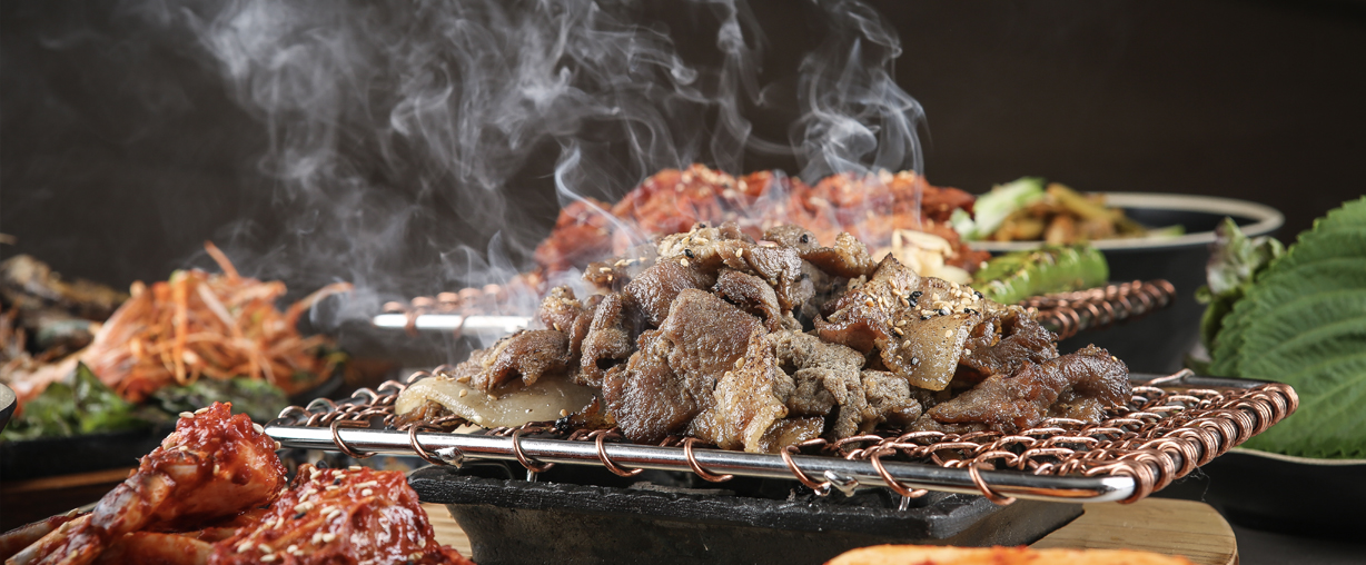 <p style="padding: 1.5em;"><span style="font-size: 16px; line-height: 1.5;">2012년~ 2017년</span> 	<br><span style="font-size: 34px; font-family: 'Cafe24Anemone'; line-height: 1.5;"><strong>외식산업의 시작</strong></span></p>