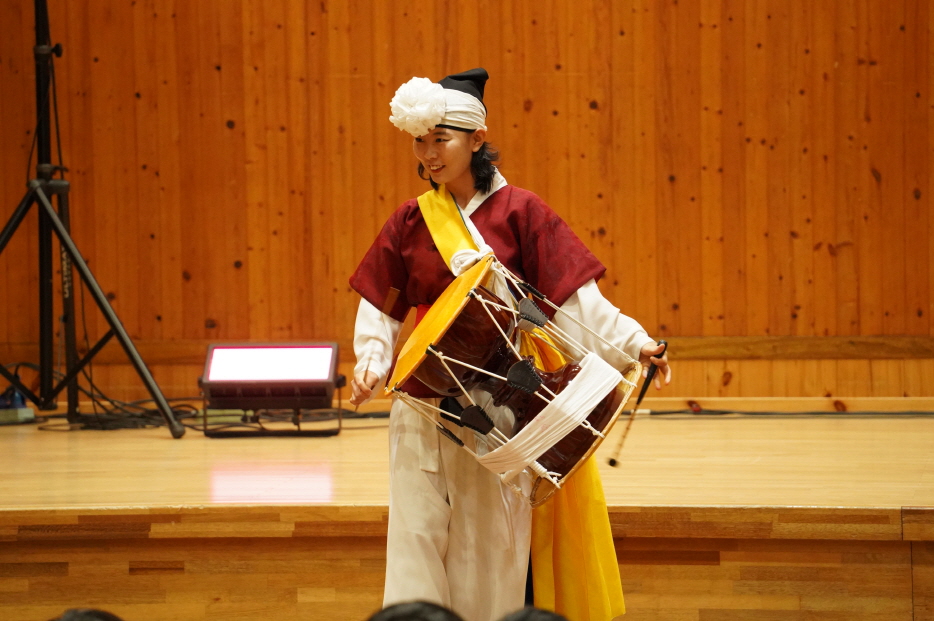 체험형 전통공연 ‘톡톡톡 사물놀이 이야기’에서 장구 연주를 선보이는 연희자