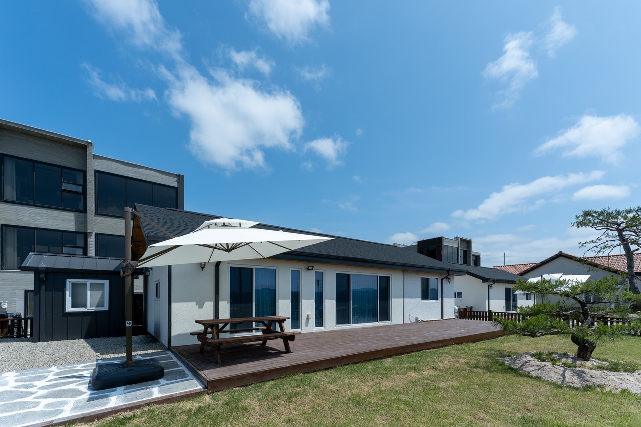 <div><p>#효효스테이 #민박</p><p style="margin-top: 20px;"><a href="/67" style="background-color: #1553fe; padding: 5px 20px; border-radius: 30px;"><span style="font-size: 14px; color: #fff;">촬영본 미리보기</span></a></p></div>