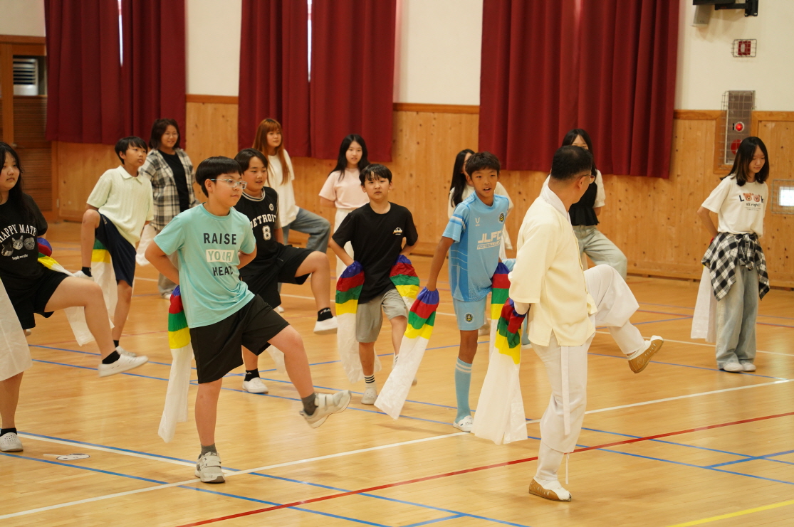 초등학교 K-POP 탈춤체험 –강사의 지도에 따라 탈춤 동작을 익히는 초등학생들