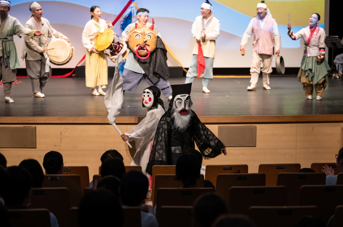마당놀이 지신지신 성주신과 삼신 탈을쓴 캐릭터가 객석에서 관객과 소통하는 장면