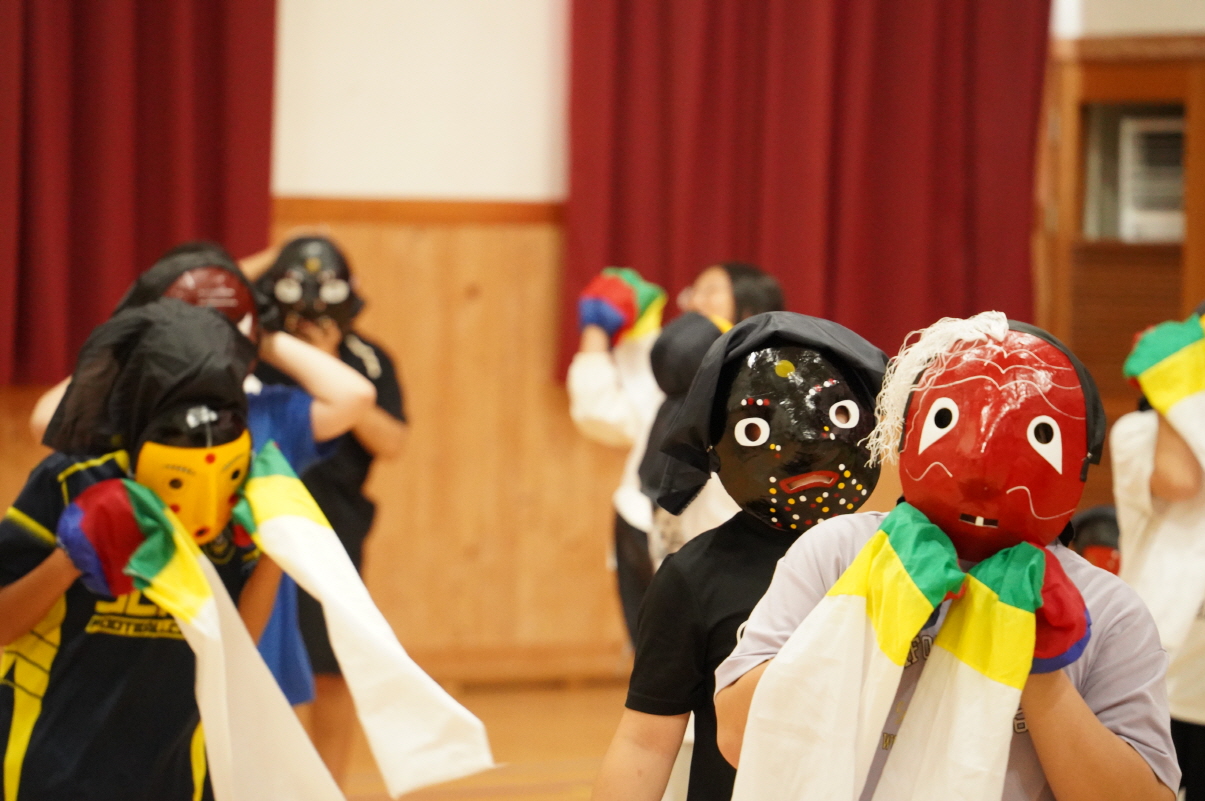 초등학교 K-POP 탈춤체험 –아이들이 다양한 전통 탈을 착용하고 춤을 배우는 현장