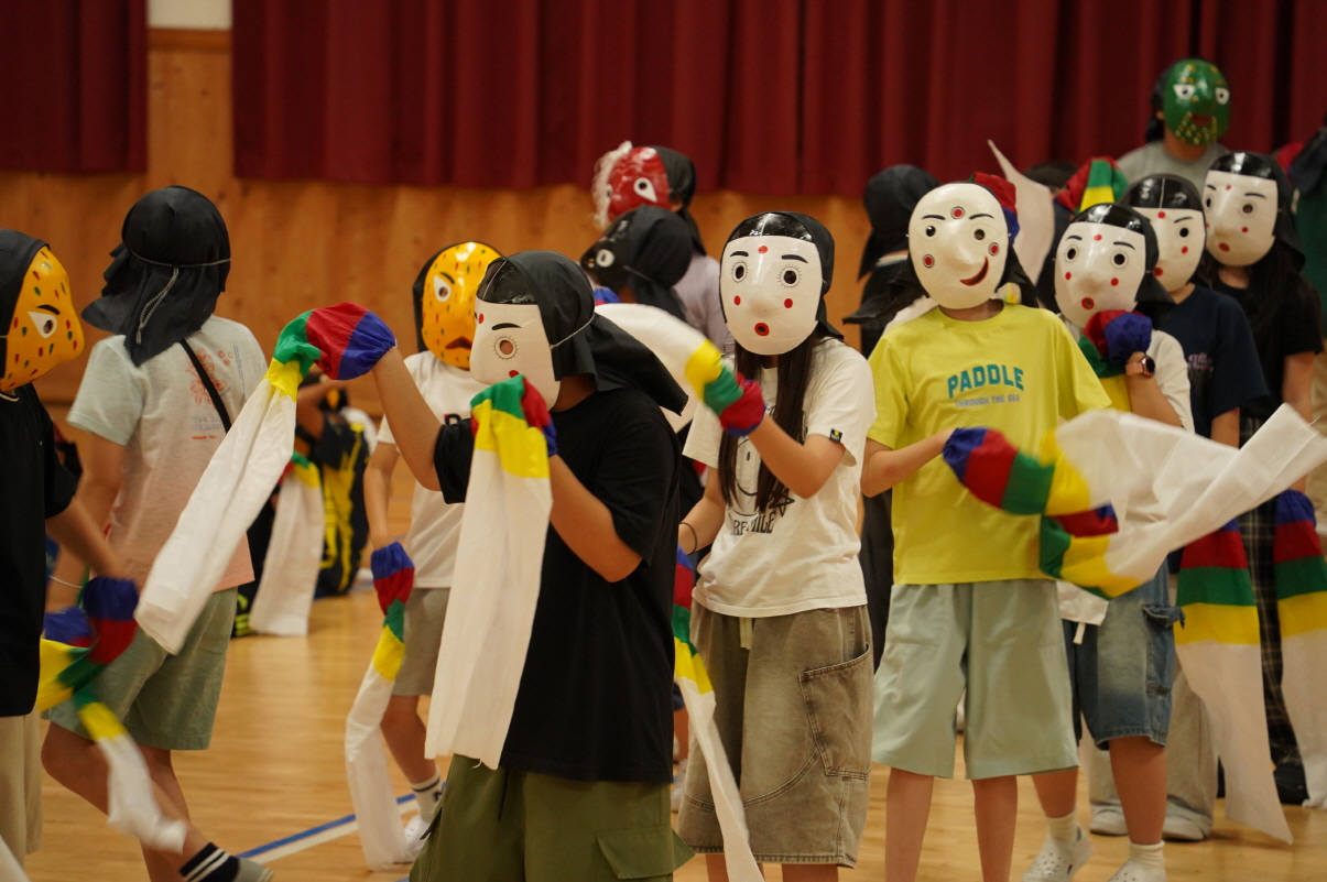 초등학교 K-POP 탈춤체험 –아이들이 교실에서 다양한 탈을 쓰고 탈춤을 배우는 현장