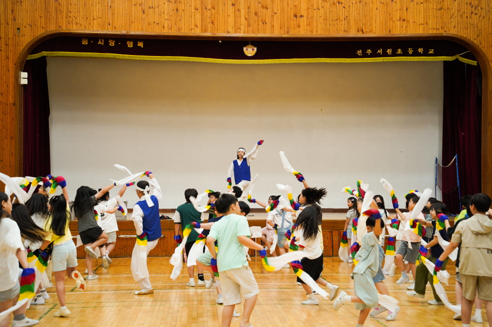 초등학교 K-POP 탈춤체험 – 무대 위 강사와 학생들이 함께 단체로 탈춤을 추는 모습