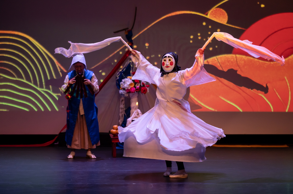 마당놀이 지신지신 삼신할미 탈을쓴 출연자가 당산제에서 신비로운 춤을 추는 모습