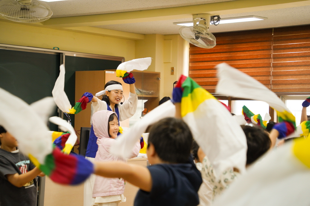 초등학교 K-POP 탈춤체험 –아이들과 함께 탈춤 동작을 배우며 웃음 가득한 수업 현장